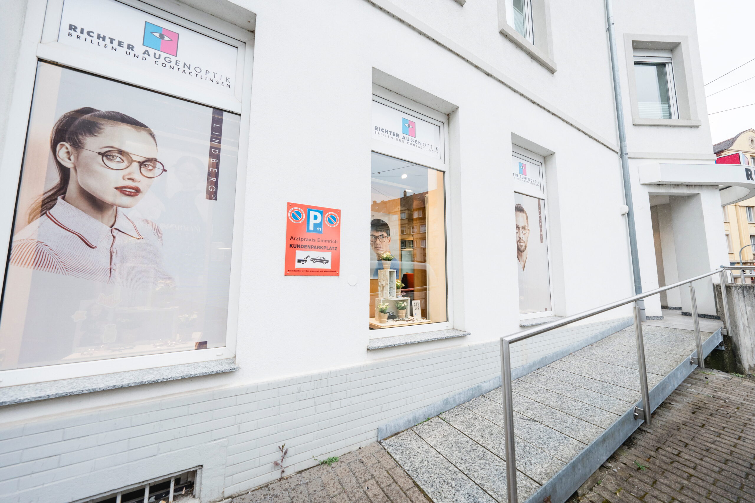 Außenbereich barrierefreier Zugang Augenoptiker Richter